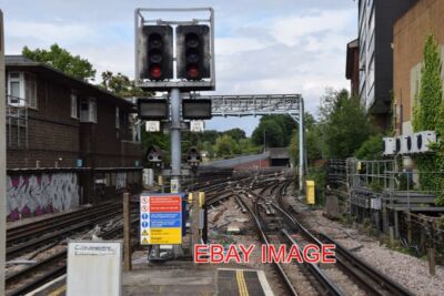 FOTO LEYTONSTONE U-BAHNSTATION (ZENTRALLINIE) ABGEBILDET IST DIE KREUZUNG J