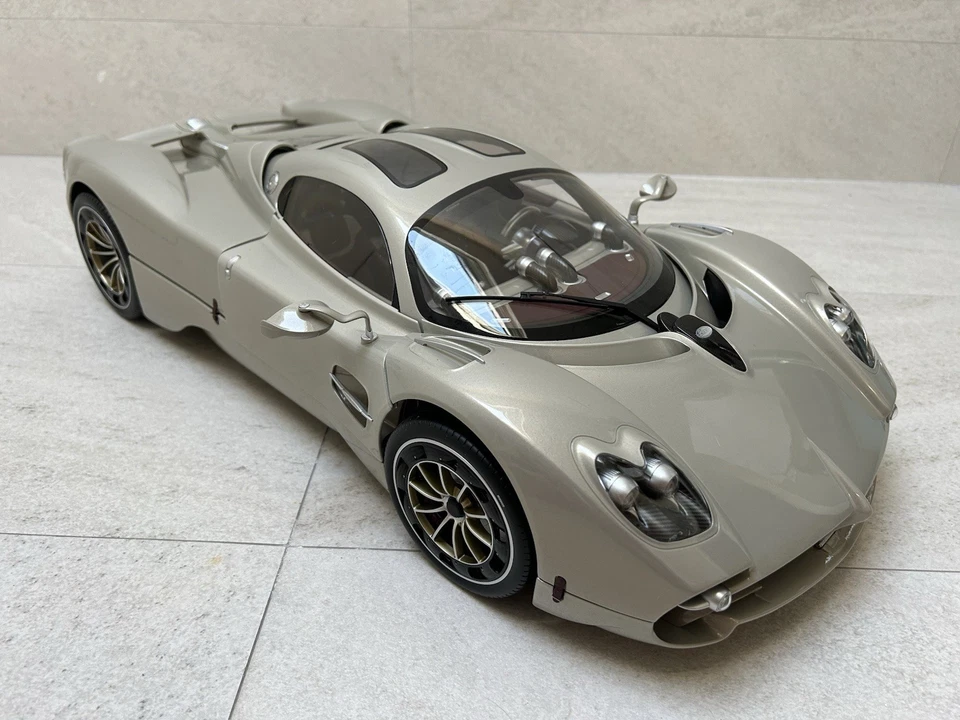 Pocher 1/8 Pagani Utopia - Immagine 3 di 4