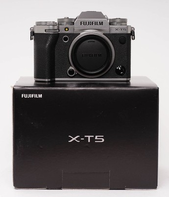 Fujifilm X-T5 Silber Gehäuse mit Handgriff  #2D023898 - 32 000 Auslösungen