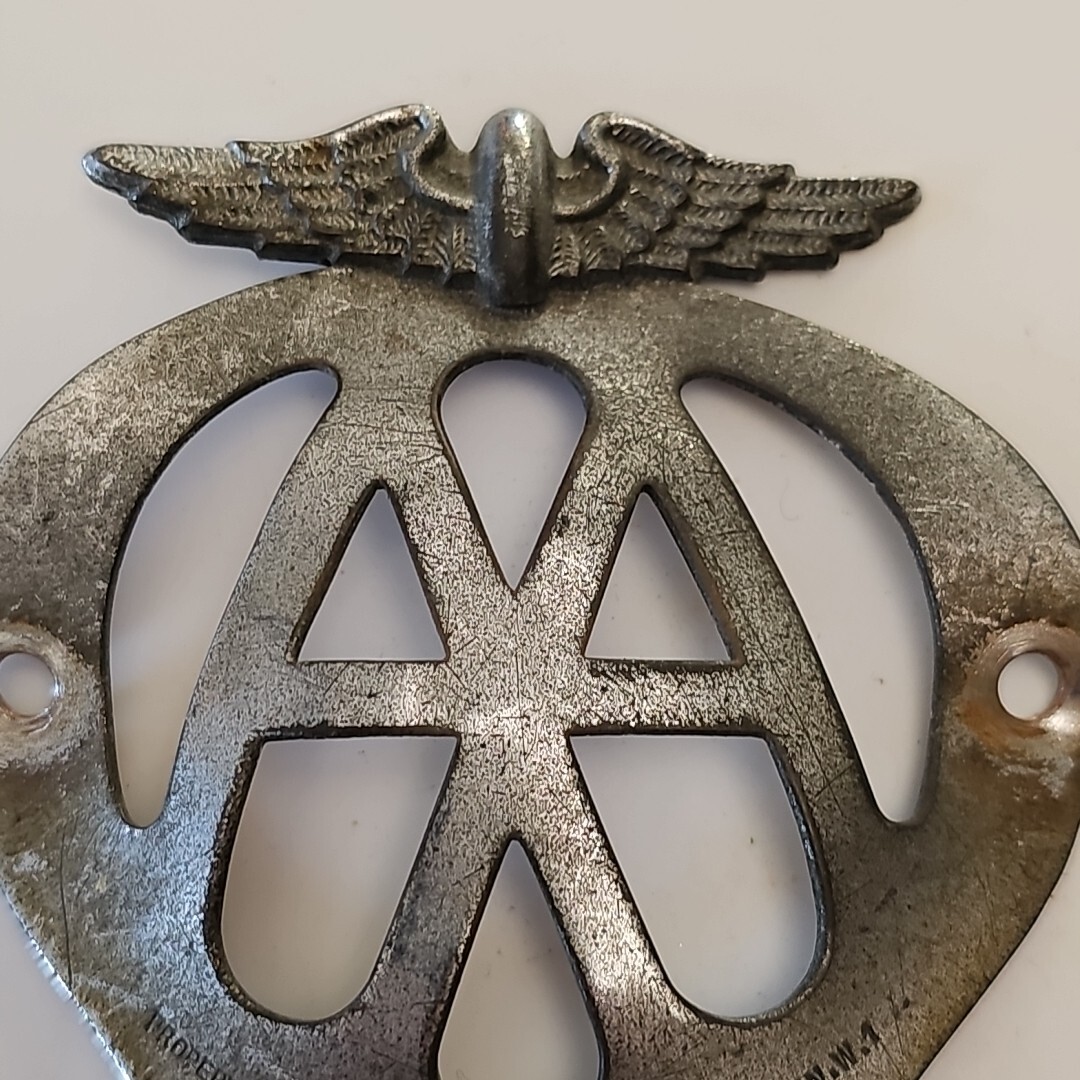 【P7625】THE BADGE／THE BADGE IS HERE AGAIN Vintage AA Badge no. 0M70566 original old AA Car badge