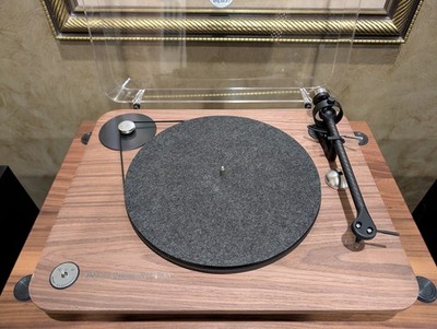 Elipson Chroma 400 RIAA Turntable - Built-in Preamp! Walnut, Oak, Red or Black