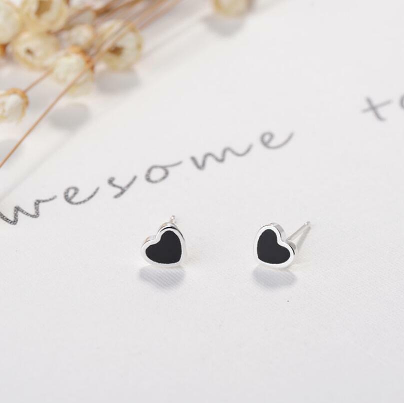 イヤリング Wilhelmina Garcia Tiny Heart Stud Earring SS2025-Black イヤリング Wilhelmina Garcia Tiny Heart Stud Earring SS2025