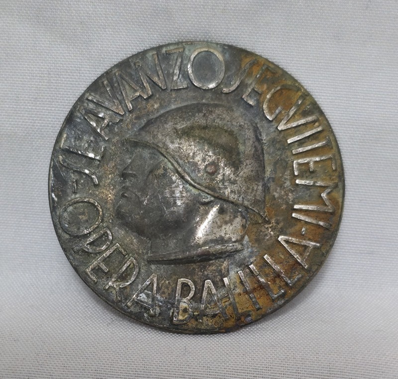 ITALY MUSSOLINI SE AVANZO SEGUITEMI OPERA BALILLA BADGE - 39.5 mm