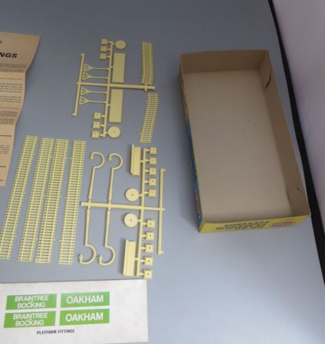 Airfix 03607-4 HO/OO - Platform Fittings Model Kit (Series 3) Boxed - Picture 4 of 5