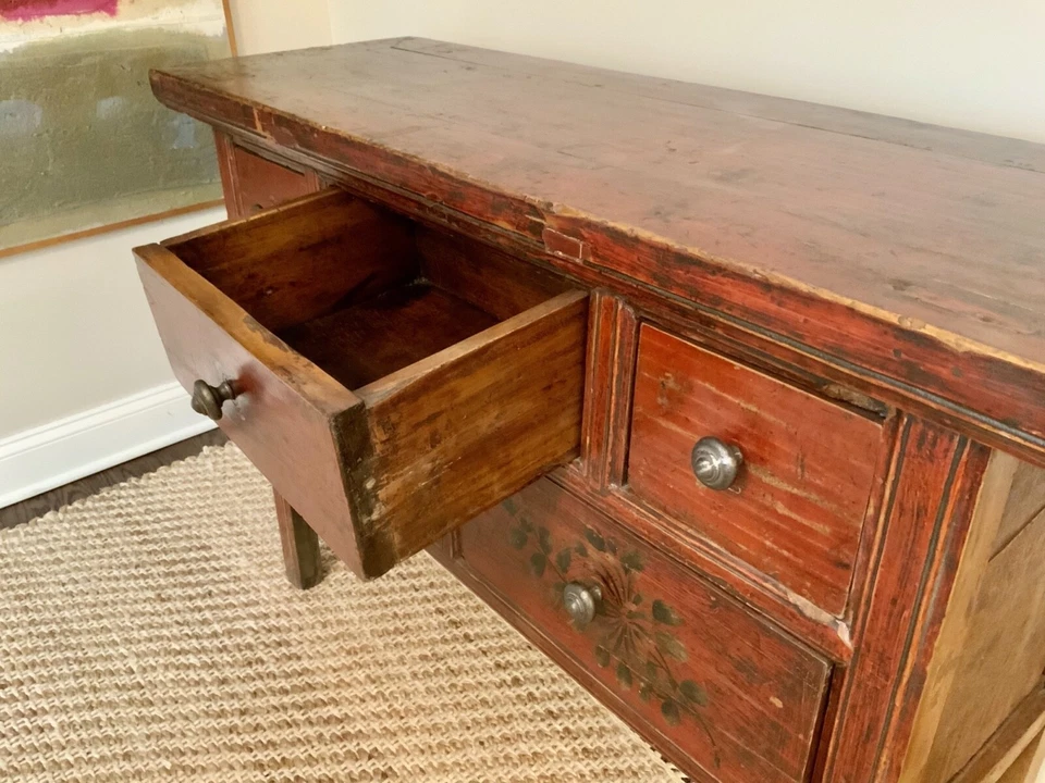 Cómoda consola china vintage pintada a mano de Lillian August Foto 2 de 4