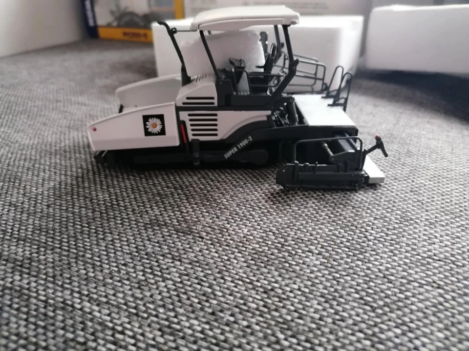 Pavimentadora de carreteras Vögele Super 1900-2 escala 1/50 NZG 671-12 Foto 3 de 4