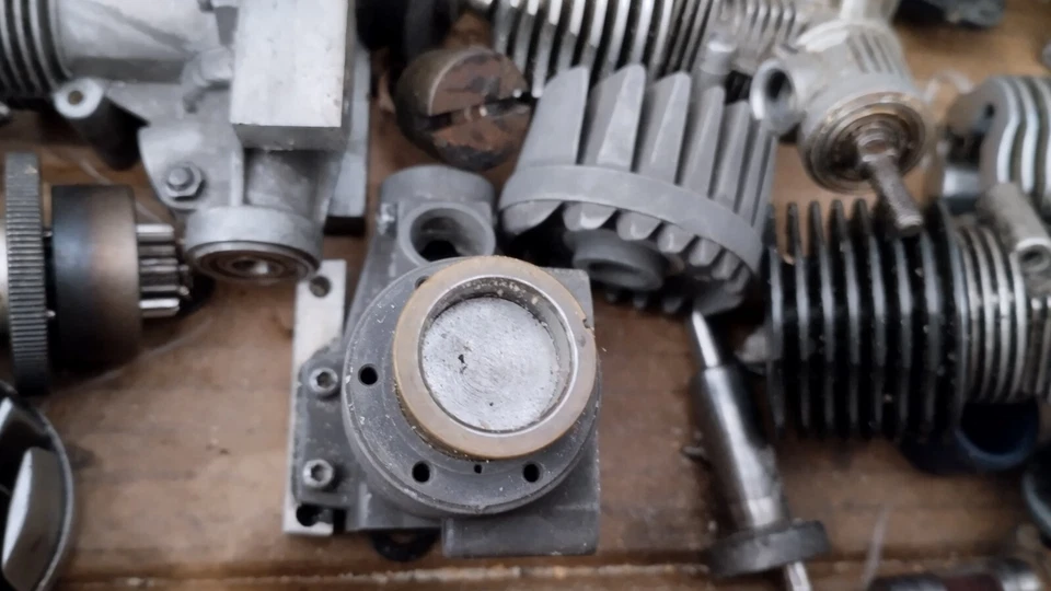 Lotto di pezzi / ricambi per motori scala 1:10.  Come da foto, visto e piaciuto. - Immagine 4 di 4