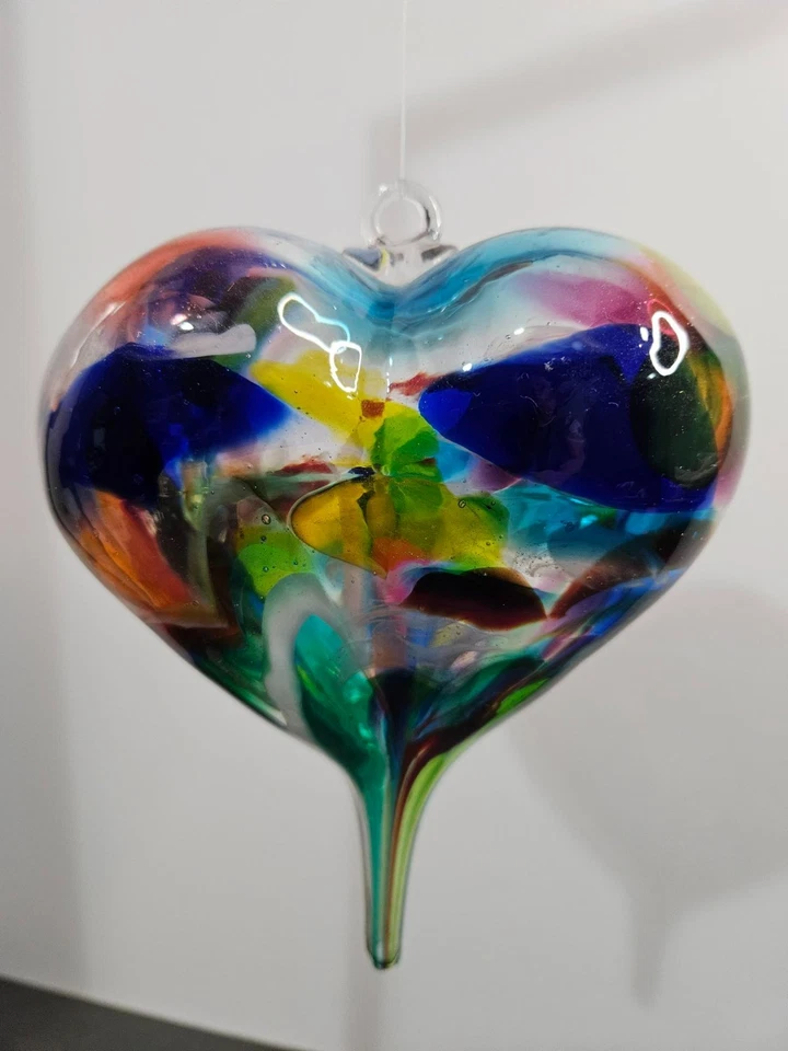 Atrapasol Soplado a Mano Multicolor Grande en Forma de Corazón 7" x 5" x 3.5" Foto 3 de 4