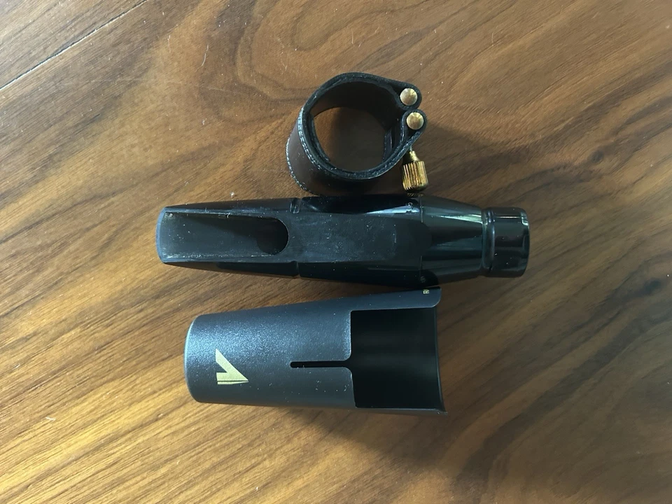 Boquilla de saxofón barítono Vandoren Optimum BL5 y LC29P ligadura de cuero Foto 2 de 4