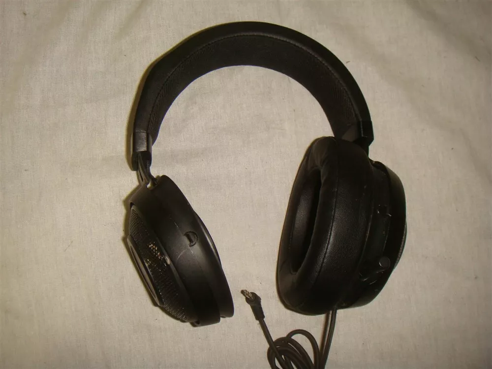 2 QTY RAZER KRAKEN PRO V2 GAMING HEADSETS AS IS ONLY WORK ON ONE SIDE