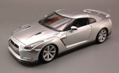 Vehicle Model 1:18 Scale Burago NISSAN GTR Diecast Vehicles Road Model