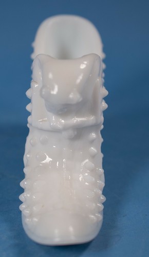 Fenton Milk Glass Hobnail Milk Glass Cat in Shoe - Picture 3 of 5