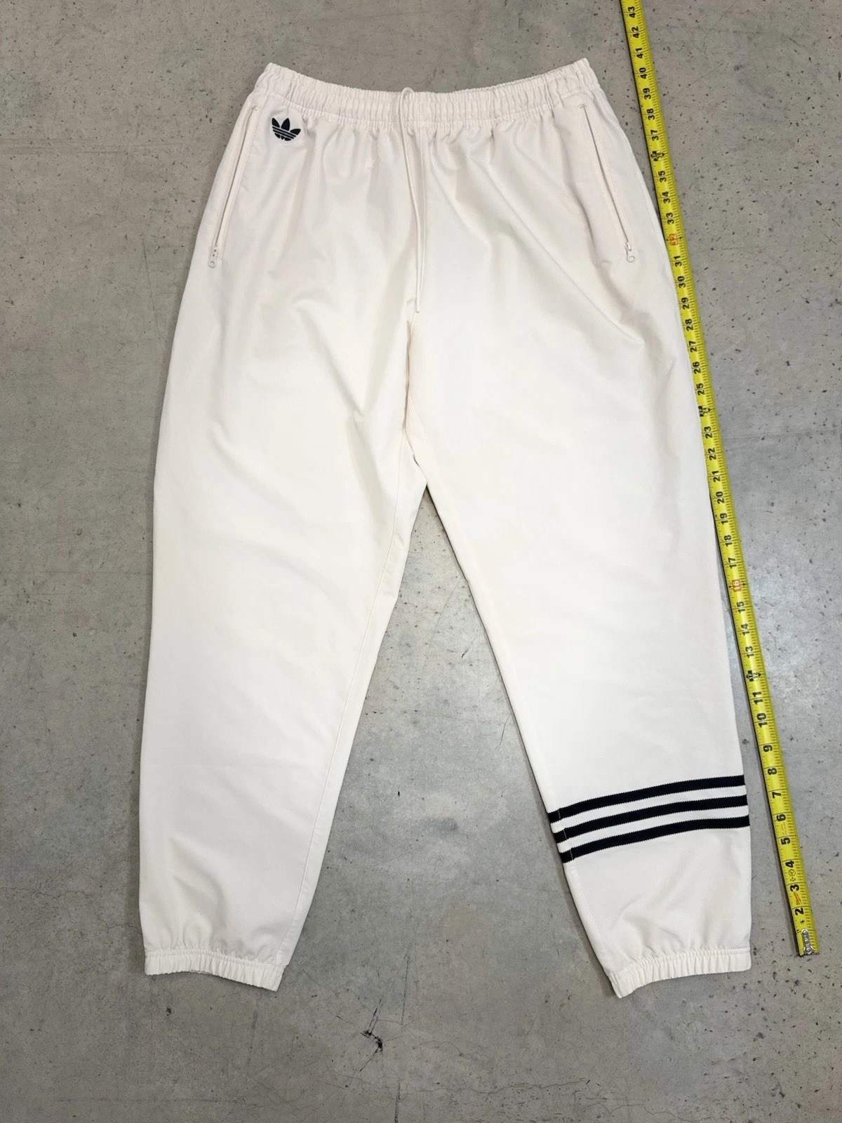 Men’s Adidas Originals Adicolor Neuclassics pants in stretch fabric Size XL