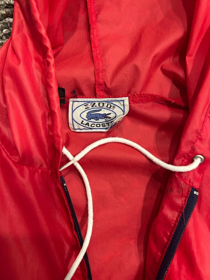 Jaqueta Patriótica Vintage Lacoste Vermelha Branca Azul Capuz Quebra-Vento Embalável G-XL - Imagem 3 de 4