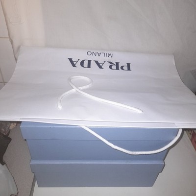 Prada Milano Babyblau Geschenkboxen (2) + Taschentücher + Prada Shopper Konvolut