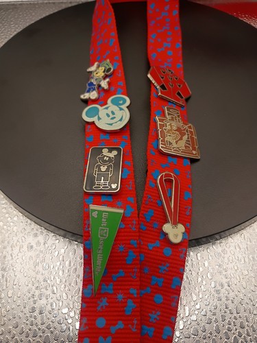 Disney pins authentic lot of 7