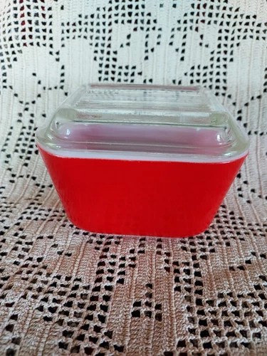 VINTAGE PYREX PRIMARY RED #501 FRIDGIE DISH WITH CLEAR LID TOTALLY PRISTINE!