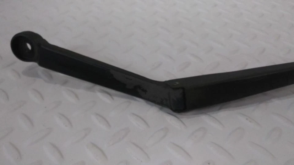 Brazo limpiaparabrisas Ford Escort LX 1997 pasajero Foto 2 de 4