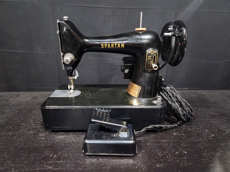 Vintage 1962 Singer Spartan (192k) with Foot Peddle - Works