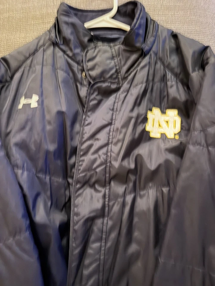 Chaqueta hinchada delgada de invierno con cremallera completa emitida por el equipo de fútbol de Notre Dame XL usada Foto 2 de 3