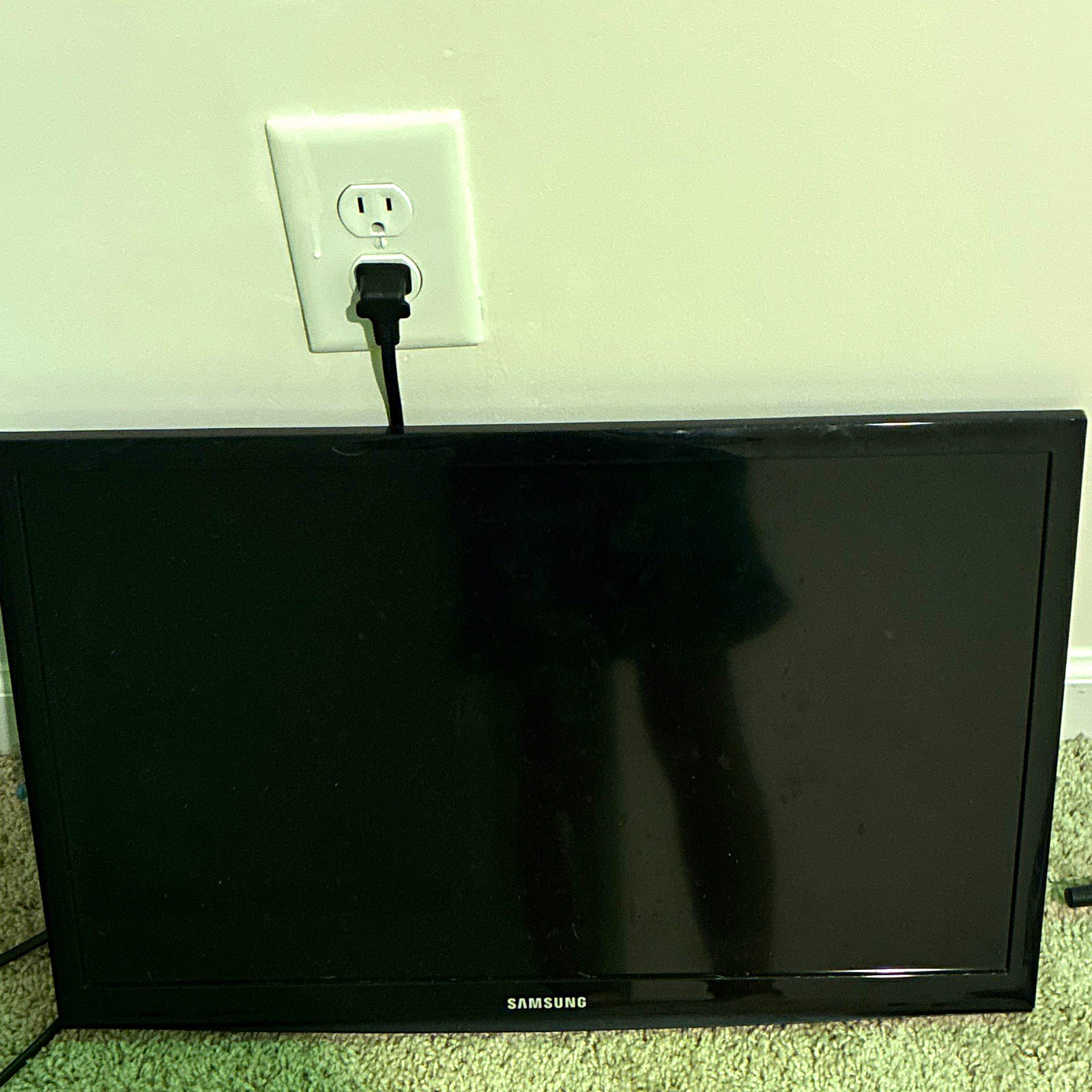 Samsung 14 in Black Flat Screen TV MEDIA.P 720p HD HDMI USB 2010 Model