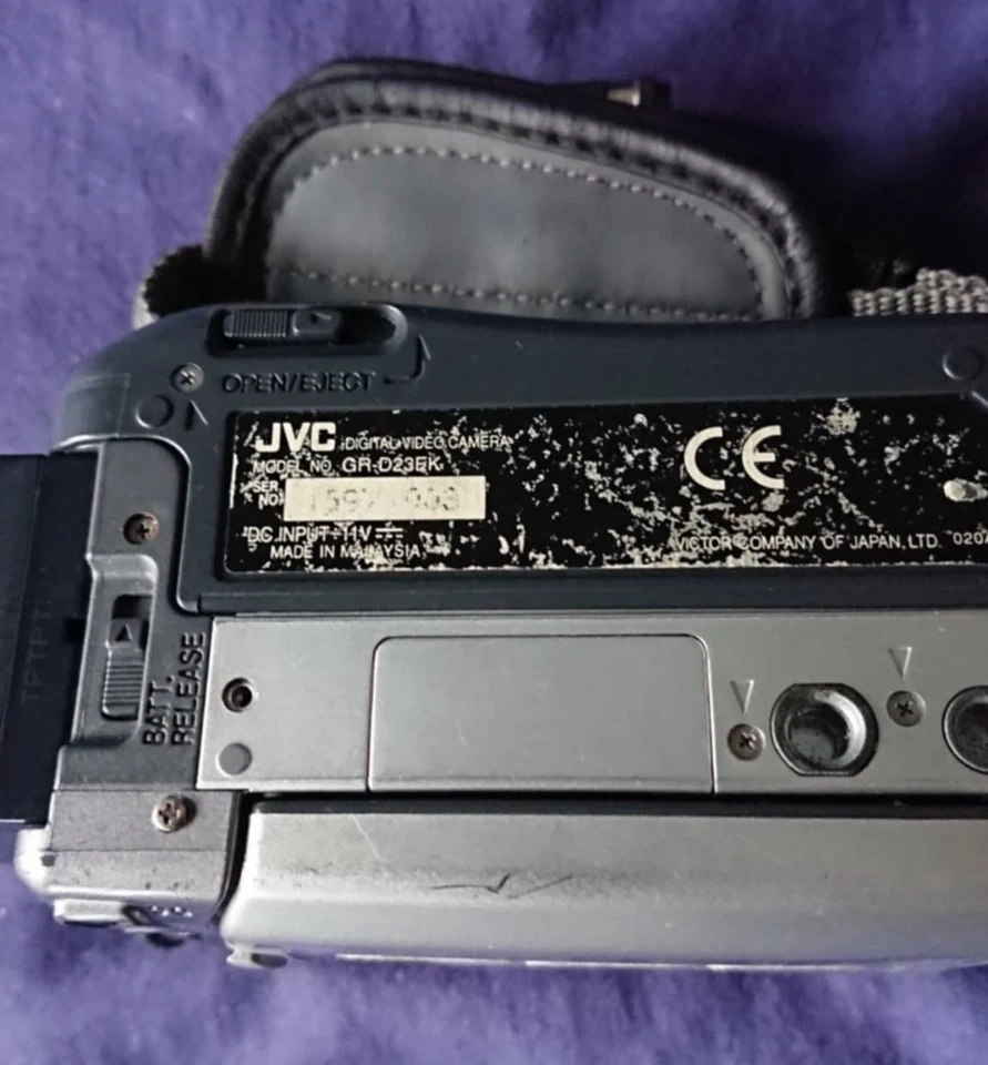 JVC GR-D23EK Mini Videocamera DV/Videocamera Digitale con Batterie e Caricabatterie - Immagine 3 di 4