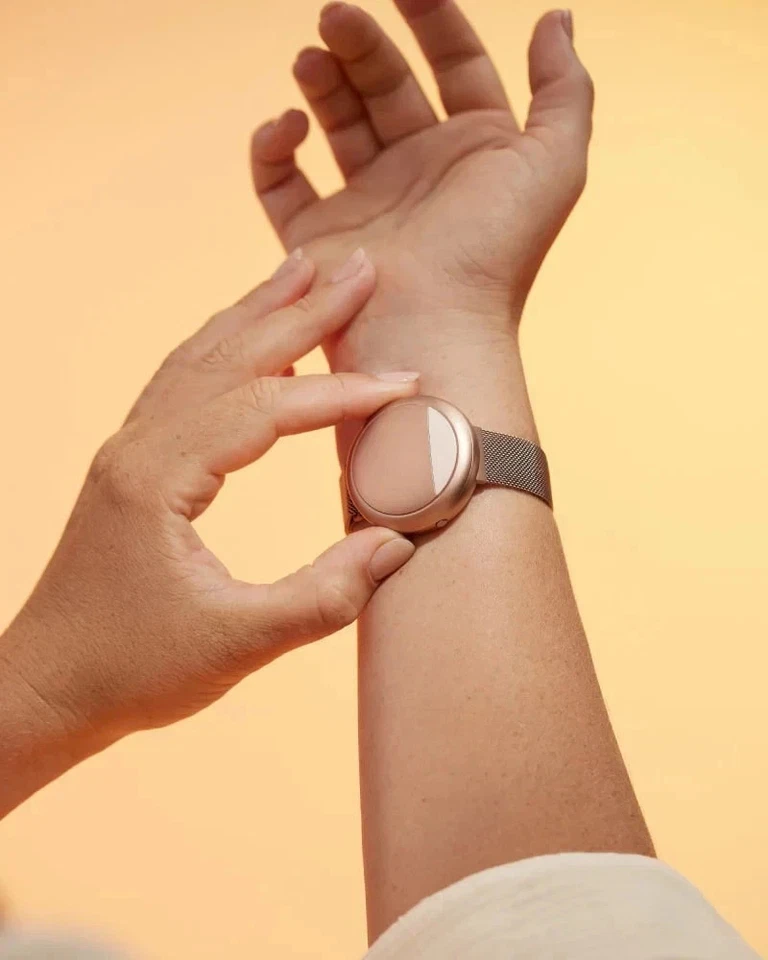 Pulsera inteligente de enfriamiento y calentamiento Embr - Wave 2 - oro rosa - precio de venta sugerido por el fabricante $299 Foto 3 de 4