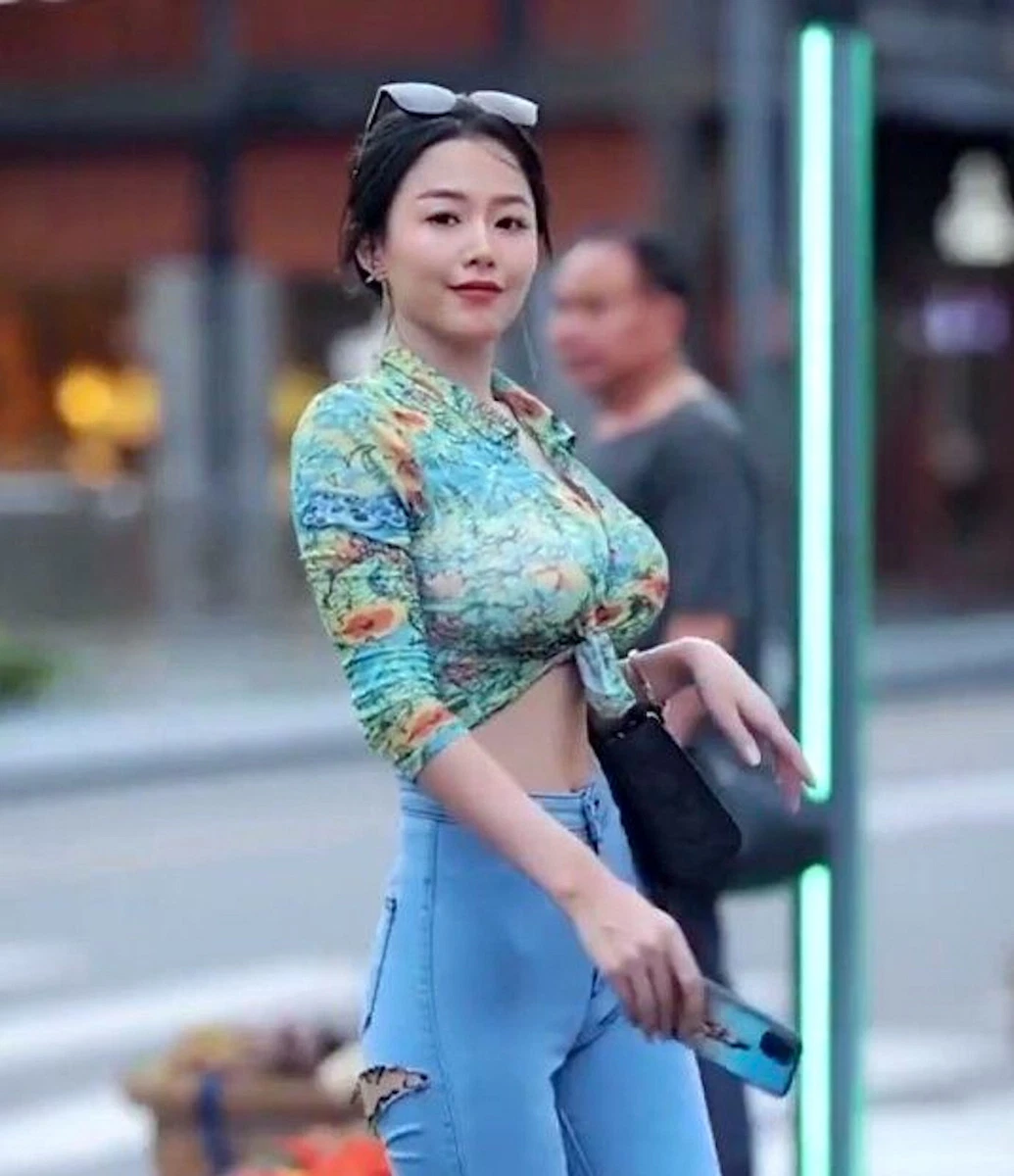 Chinese figure model ECHO YUE tight multicolored top stroll 7x10 candid  photo | eBay