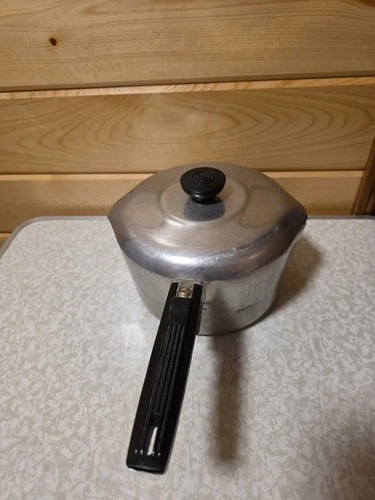 Wagner Ware Sydney O Magnalite 3 QT Sauce Pot 4683-P with Lid Double Spouts VTG