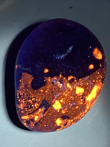 FLUORESCENT SODALITE ROCK FROM LAKE ONTARIO IN NEW YORK! FREE DOMESTIC SHIPPING! - Picture 2 of 7