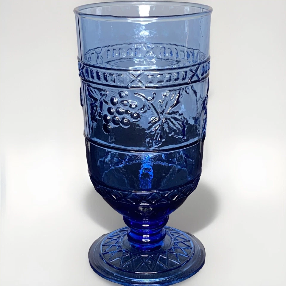 Tres utensilios de té helado con tallo azul de vidrio prensado de la depresión con frutas en relieve Foto 3 de 4