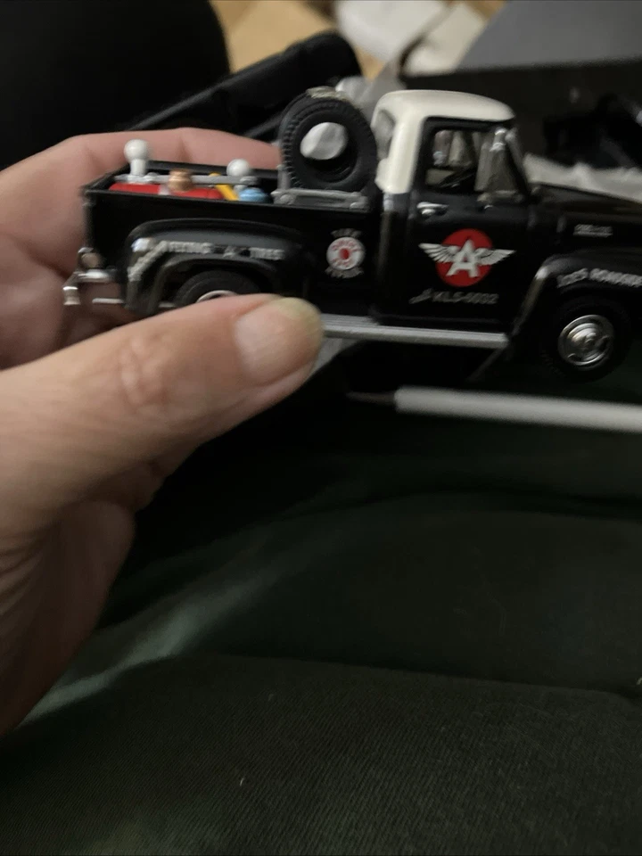 Camioneta pickup Ford F100 1953 Matchbox Collectibles Flying A Tire Service YRS02-M Foto 2 de 4