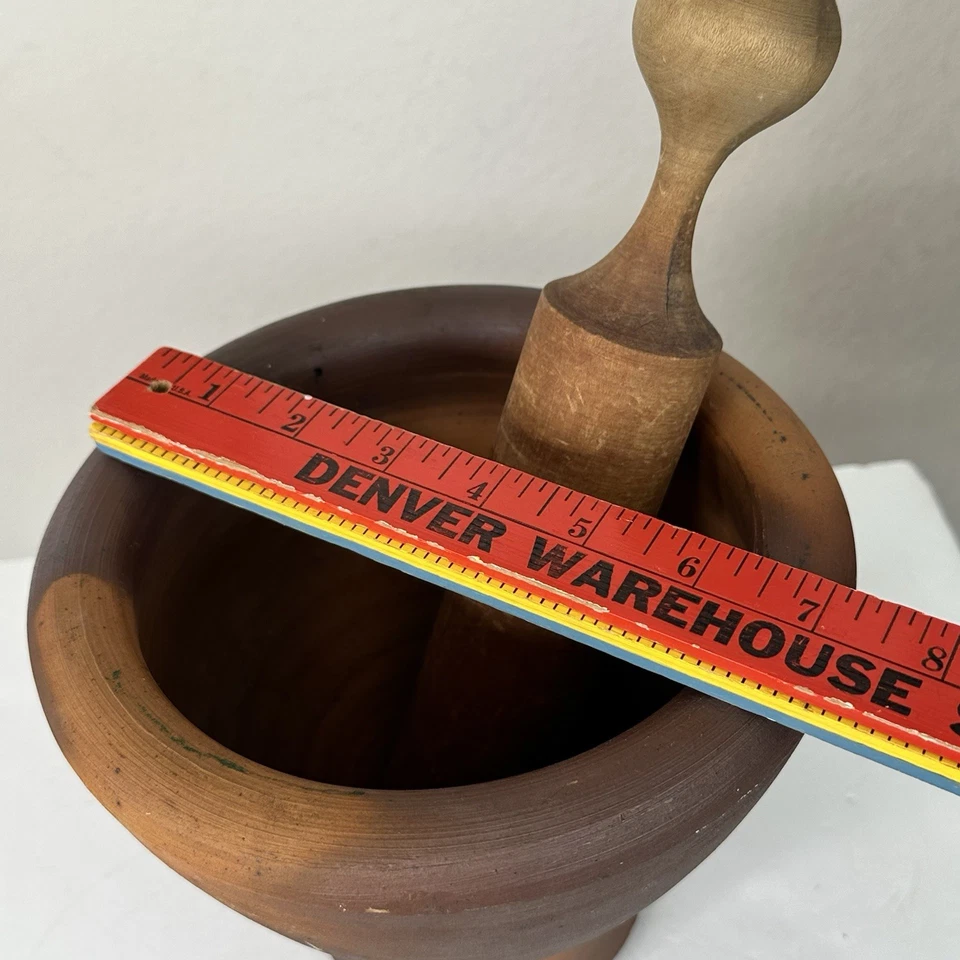 Mortero grande antiguo primitivo de arcilla roja y molinillo de hierbas de mazo de madera Foto 3 de 4