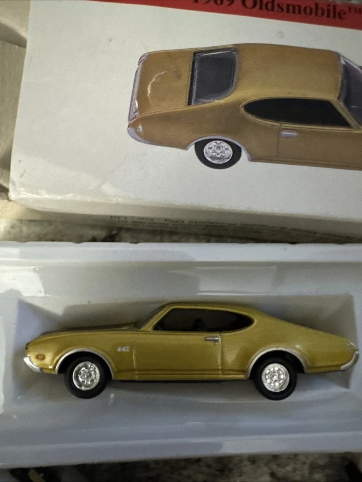 Readers Digest Vtg Set Of 3 Mini Antique Car Replicas And 1969 Oldsmobile 442 - Image 3 of 4