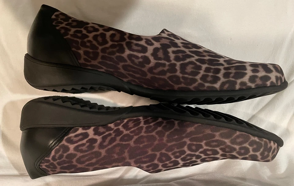Munro Traveler SIZE: 10.5W Brown/Black Leopard Stretchy Loafers- Shock Absorbing - Image 2 of 4