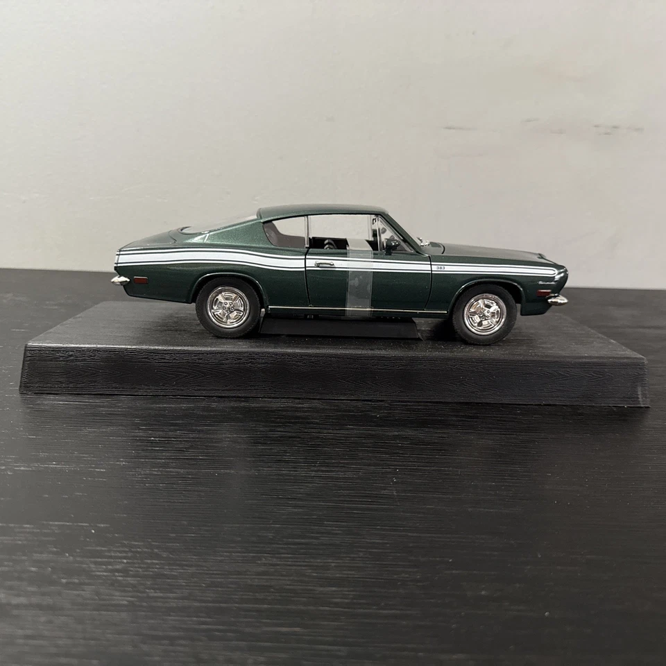 Road Legends 1969 Plymouth Barracuda 383 1:18 verde con rayas #92178 Foto 3 de 4