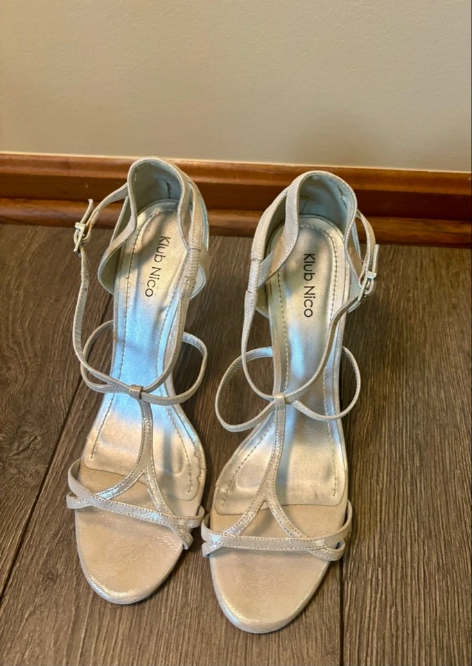 Sandalias de tacón Klub Nico plateadas con tiras talla 9 suela de cuero hechas en Brasil Foto 2 de 4