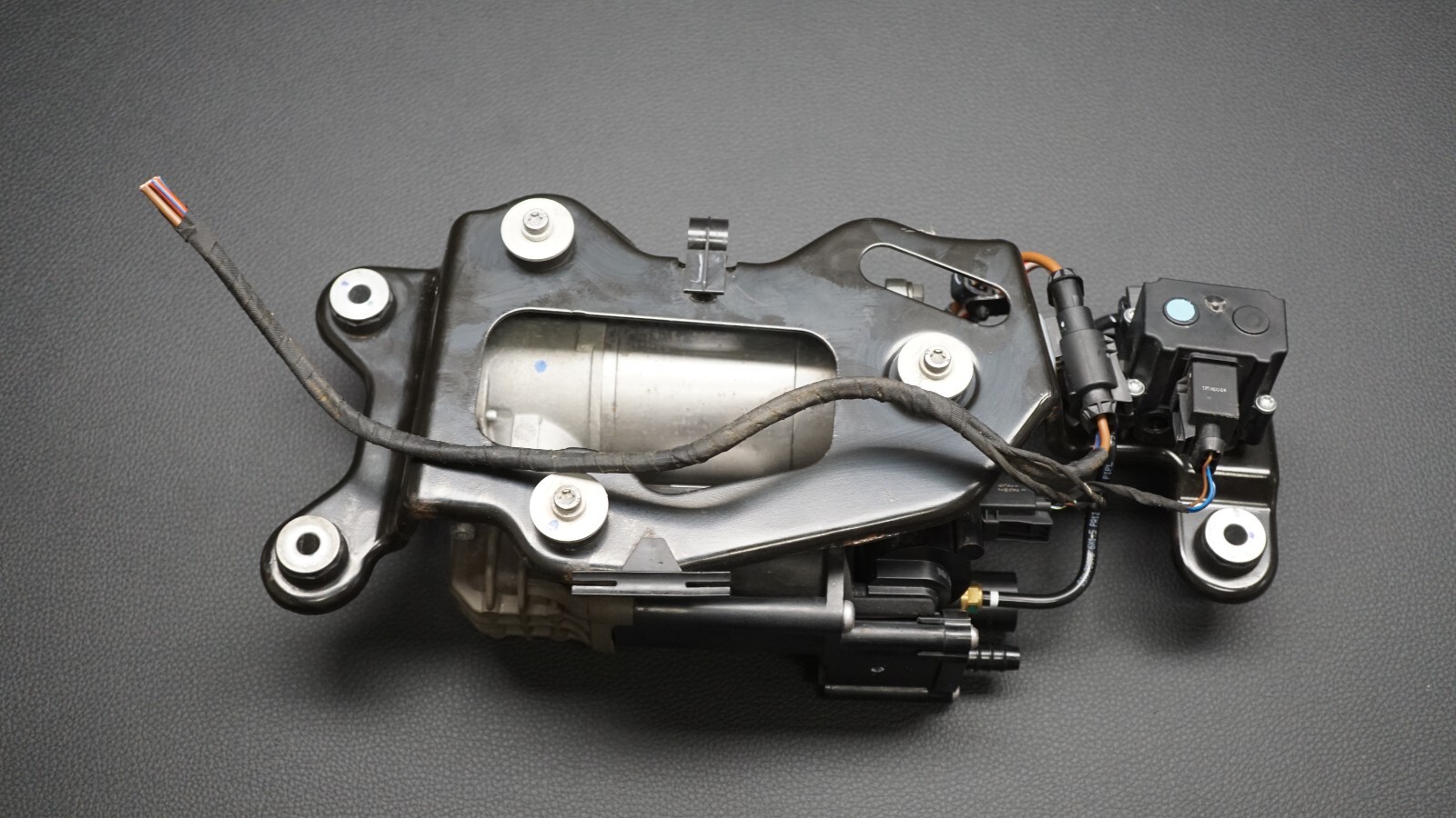 GENUINE OEM BMW X5 X6 F15 F16 F85 F86 AIR SUSPENSION COMPRESSOR 