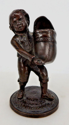 Figürlicher Tisch Streichholzer-Ständer Knabe mit Schuh Bronze um 1900 (98698)