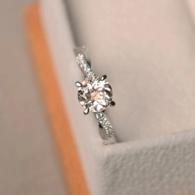 Alianza redonda de diamantes y morganita natural de 2,15 quilates de oro blanco de 14 quilates talla 7,5 Foto 3 de 4