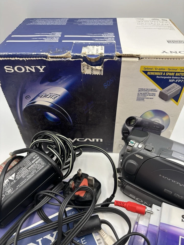 Sony DCR-DVD205E Camcorder Boxed With Charger + 4 New Sealed Sony Discs - Image 4 of 4