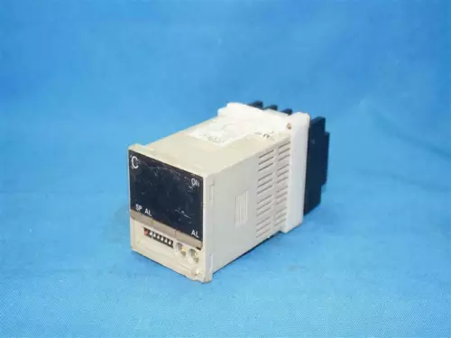 Omron E5CS-R1KJ E5CSR1KJ Temperature Controller w/ Socket, Breakge