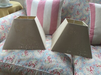 Ein Paar Laura Ashley Claude quadratische Lampenschirme aus Wildlederimitat