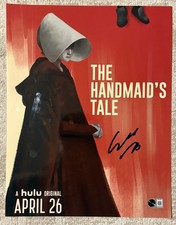ELISABETH MOSS SIGNED HANDMAIDS TALE 11x14 PHOTO - BECKETT COA