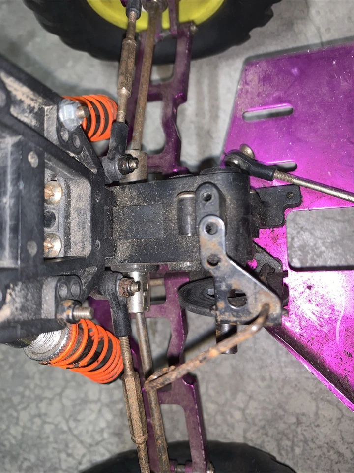 Camión de radiocontrol Duratrax Maximum Mt de colección piezas moradas Foto 3 de 4