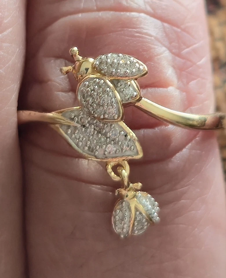 10 ct. t.w. Anillo con dije de diamantes Ladybug y hoja en oro de 18kt sobre ley. Talla 8 Foto 4 de 4