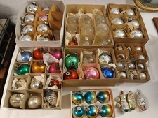 61 alte Weihnachtskugeln, Zapfen, N&uuml;ssse, ua.  silber rot blau gold ua. 4 - 7,5