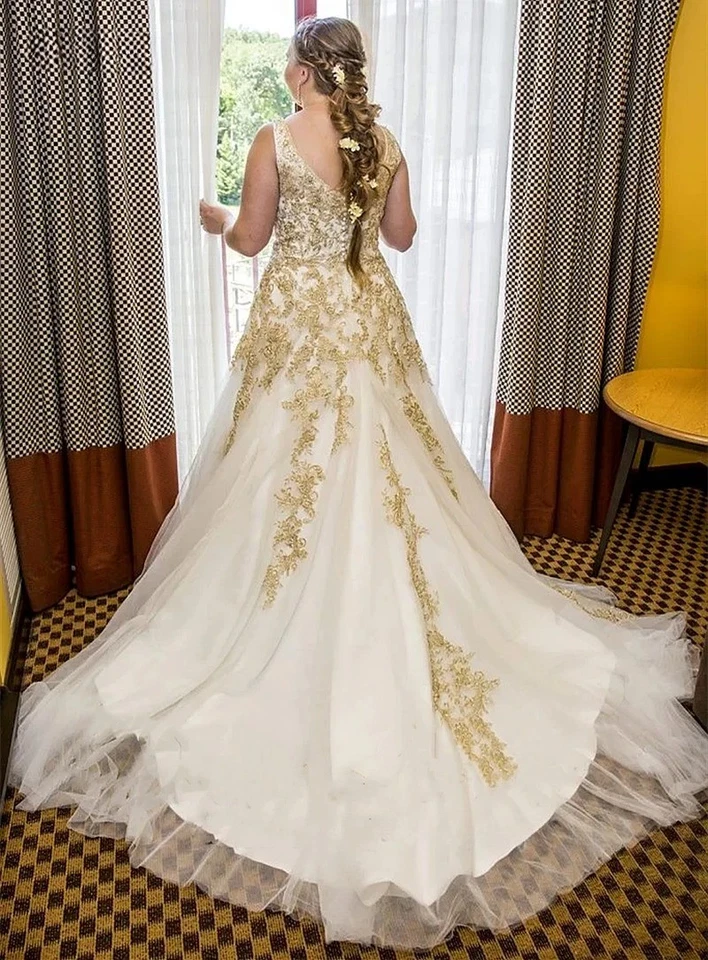 Vintage A-Line Wedding Dresses V-Neck Sleeveless Gold Lace Applique Bridal Gowns - Image 3 of 4