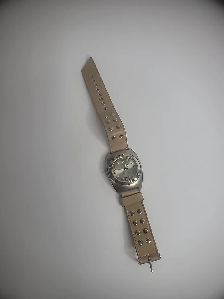 Reloj Pulsera Vintage No Boundaries Mujer Tono Plateado Marrón Correa Tachonada Foto 2 de 4