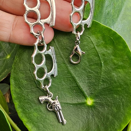 Pulsera Plumero Nudillos con Pistola Charm Thug Punk Rock Tono Plata Alternativo - Imagen 17 de 23